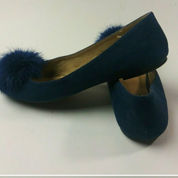 🔥 BLUE SUEDE FLATS W/FUR POMPOM - Picture 2 of 3